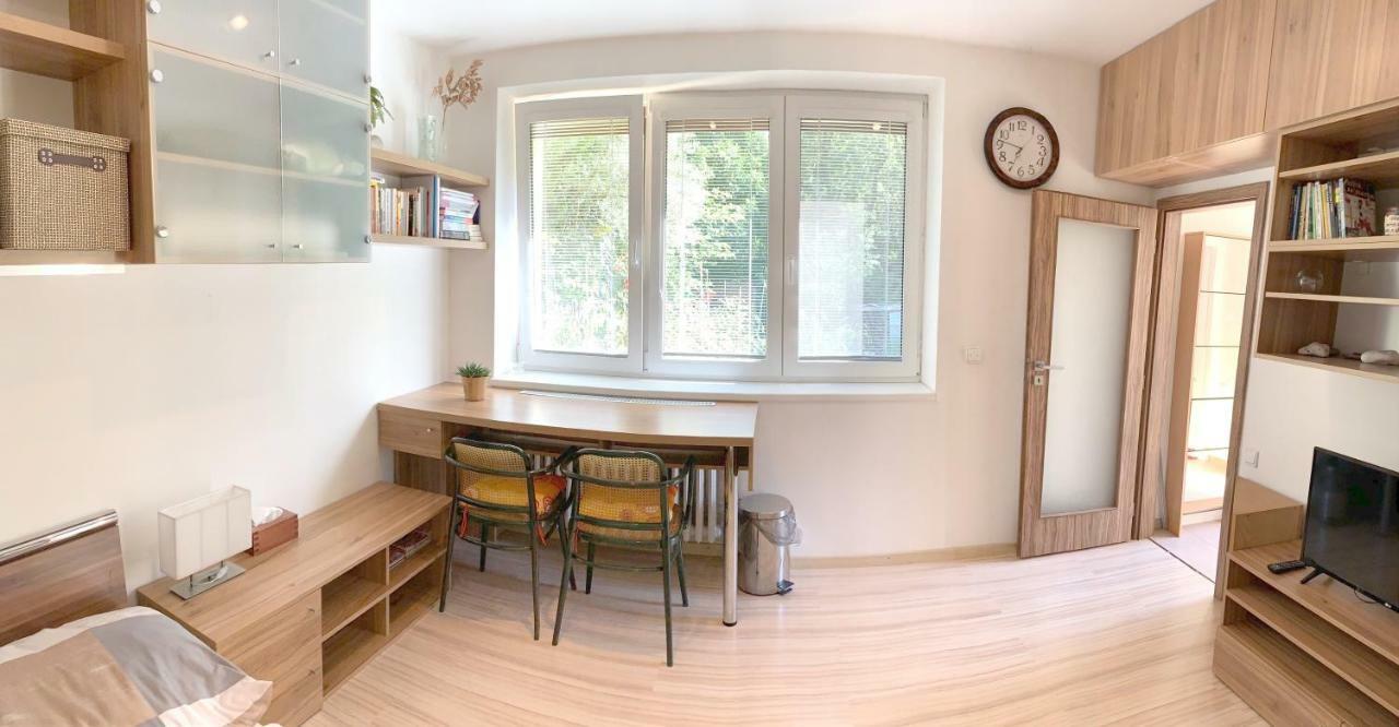 Krasny Apartman U Lesa, Trolejbus Do Centra A Bvv, Parkovani Zdarma เบอร์โน ภายนอก รูปภาพ
